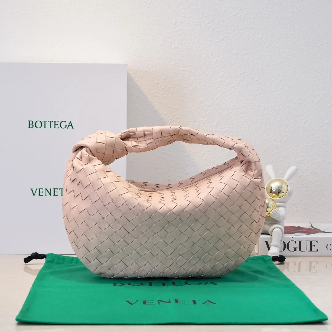 Batch 1460 BV Bottega Veneta 2022 Early Spring New Ladies Medium JODIE Handbag BV Bag 🔥The new method is to round the corners on the original basis and knot the round hobo bag with classic woven leather. The most iconic triangular pull-out design, using sheepskin draped soft shape, is super suitable for concave shapes~ Jodie feels really gentle to people, and is definitely the best item for daily matching. It has the same weave, new elements and twists, and is versatile. It is the new favorite of street style Internet celebrities! Size: 36*21*13 Model: 6697